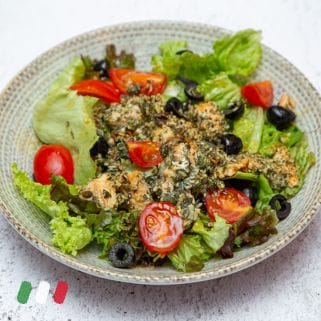 Salata sa lososom, čeri paradajzom, golicom, maslinama i losos dresingom u italijanskom restoranu u Beogradu