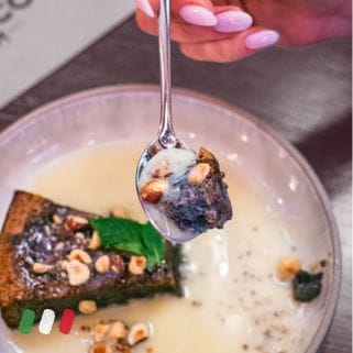 Sočni kolač sa makom i belom belgijskom čokoladom, desert u italijanskom restoranu u Beogradu