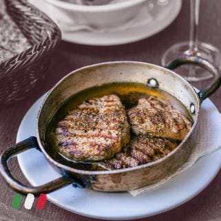 Biftek u začinskom ulju sa aromatizovanim hrskavim krompirom – specijalitet italijanskog restorana u Beogradu