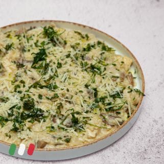 Kremasti italijanski rižoto sa piletinom, pečurkama i parmezanom – autentično italijansko jelo u restoranu u Beogradu