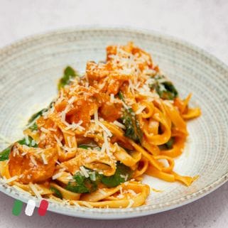 File lososa u napolitana sosu sa parmezanom i mešanim povrćem – specijalitet italijanskog restorana u Beogradu