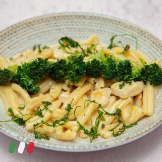 Domaća pasta sa piletinom, brokolijem i kremastim parmezan sosom – autentična italijanska kuhinja u restoranu u Beogradu