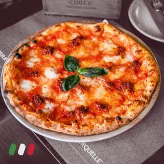 Klasična Margherita pica sa mocarelom i bosiljkom – italijanska pica u trattoriji u Beogradu