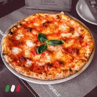 Klasična Margherita pica sa mocarelom i bosiljkom – italijanska pica u trattoriji u Beogradu
