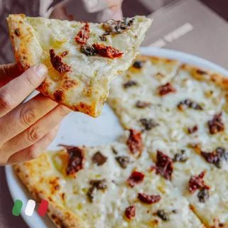 Gurmanska italijanska pica sa tartufima i sušenim paradajzom – trattoria Beograd, meni italijanske kuhinje