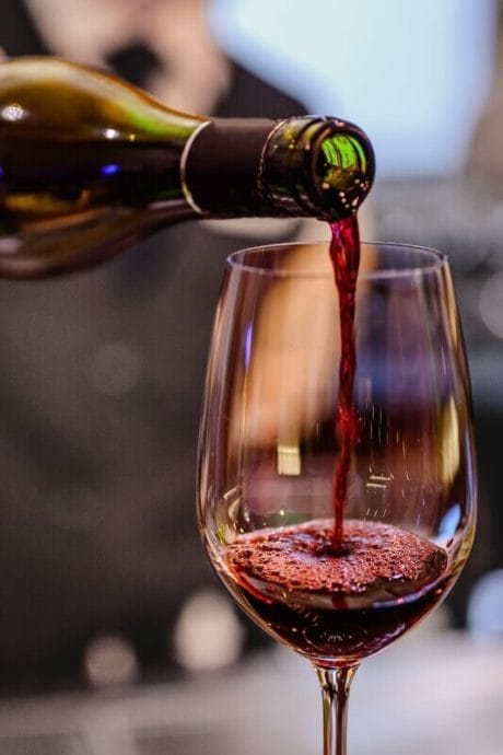 čaša autentičnog crnog vina iz Italije – restoran Beograd