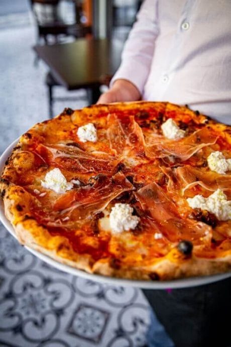 pizza iz krušne peći u italijanskom restoranu – Beograd