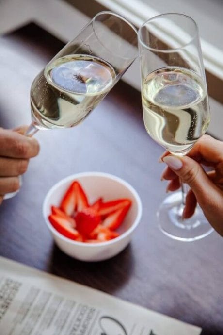 prosecco i jagode – savršen spoj ukusa u restoranu u Beogradu
